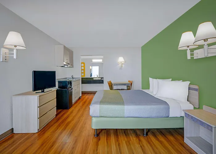 Hotel 6-tallahassee, Fl - Downtown